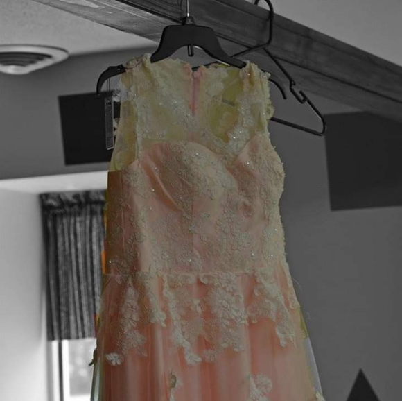 Wedding dress - Picture 4 of 5